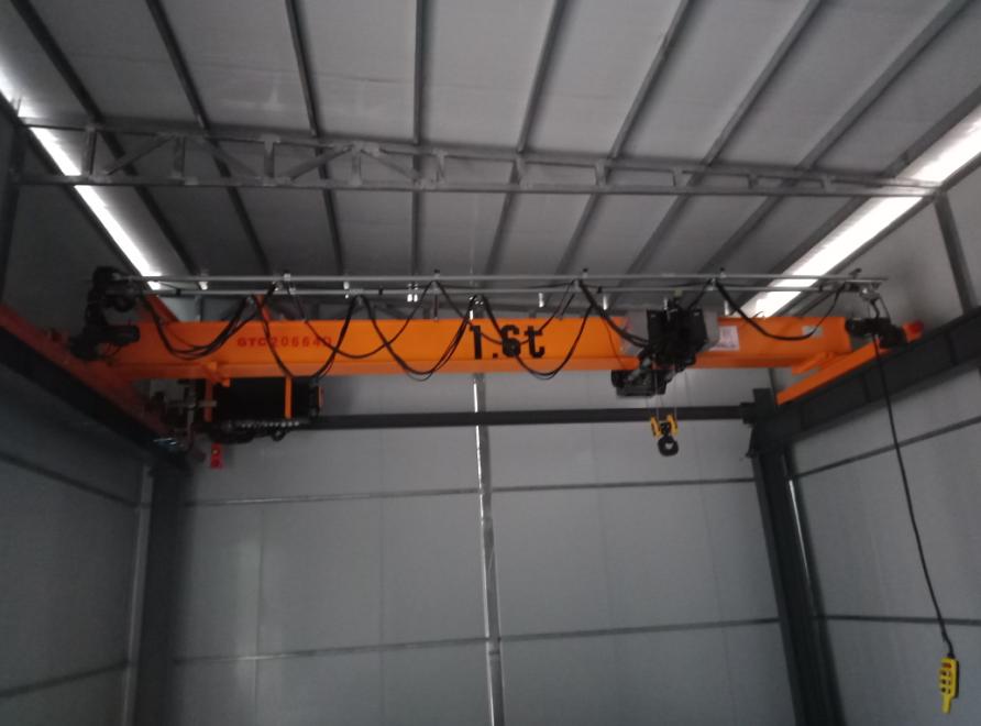 安裝南德新能源檢測起重機 (1)